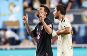 Jeta vazhdon…Golin e parë pas humbjes së të atit Messi ia dedikon atij, ja gjesti që bëri në fushë (Video)