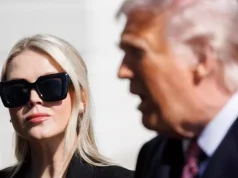 Misteri i dorëheqjes së Leavitt/ “Hakmarrje” ndaj Trump pas poshtërimit në avionin-karrem?