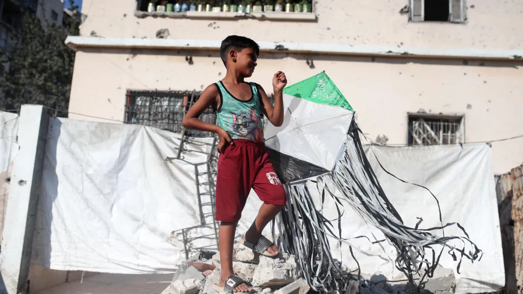 gjuetia-e-balonave-izraeli-kercenon-me-sulme-me-te-fuqishme-ne-gaza-per-shkak-te-lodrave-te-femijeve-per-te-cilat-pretendon-se-po-ngarkohen-me-eksplozive-nga-hamasi