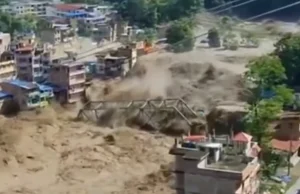 Apokalips në Nepal/ Uji përpin fshatra, mbi 150 viktima dhe qindra turistë të zhdukur