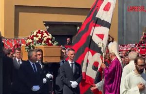 “Ka vetëm një kapiten!”/ Mijëra tifozë i japin lamtumirën legjendës Franco Baresi (Video)