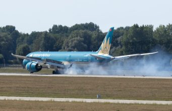 Tragjedi e shmangur në Mynih/ Boeing 787 del nga pista, ngrihet nga bari dhe kthehet me goma të shkatërruara