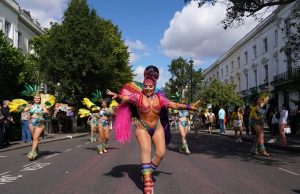 60-vjetori që “çmendi” Londrën/ Dy milionë në rrugë për Notting Hill, 243 të arrestuar në një ditë (video)