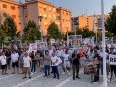 Rrogozhina ndalon punën, punonjësit dalin në protestë kundër shkrirjes së bashkisë