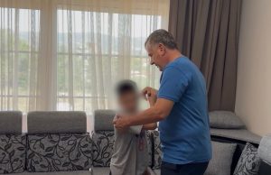 Balla në familjen Leçini në Rrogozhinë: Shteti do të kujdeset për integrimin e plotë të Abdullahit pas riatdhesimit nga Siria