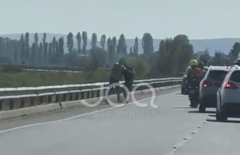Turizmi i zi/ Në aksin Shkodër–Velipojë, shqiptari godet turistin dhe e rrëzon në mes të rrugës