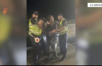 Video/ Ja si u arrestua brenda një ore 45-vjeçari që vrau nënën dhe plagosi babanë në Lushnjë