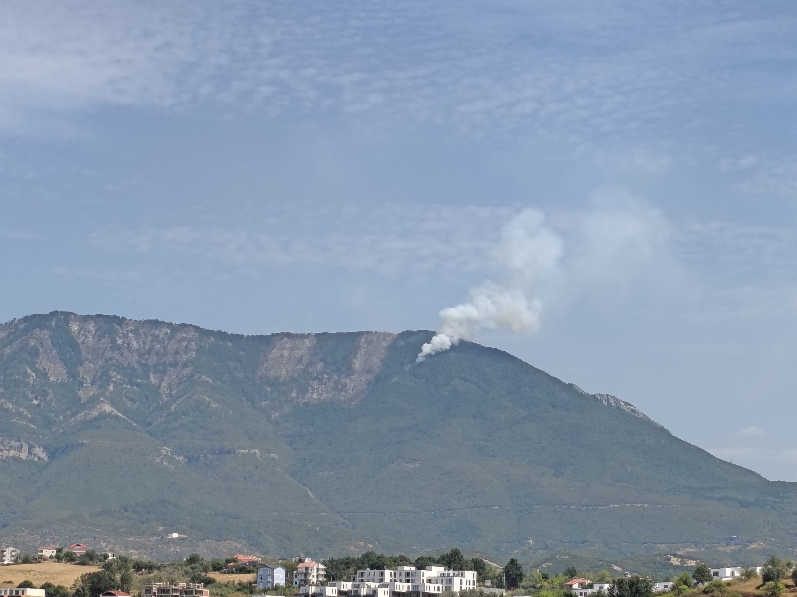 Zjarret në vend  11 vatra të raportuara  5 mbeten aktive  Helikopteri ndërhyn në Malin e Dajtit