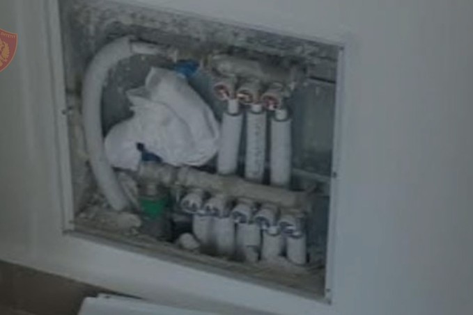 me-pistolete-dhe-kreher-me-municion-ne-makine-arrestohet-40-vjecari-te-liqeni-i-thate-video