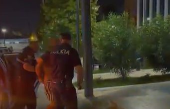 Vodhi një automjet dhe, gjatë tentativës për t’u larguar, përplasi disa automjete dhe goditi një punonjës Policie, arrestohet në flagrancë 35-vjeçari italian.