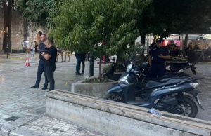 Tiranë/ Përgjaket pedonalja pranë Kalasë, 39-vjeçari goditet me mjet prerës! Autorët në arrati