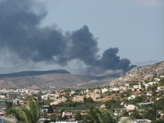 Alarm në Greqi! Zjarri i afrohet bazës detare, raportohen shpërthime