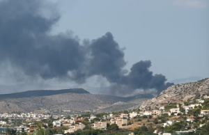 Alarm në Greqi! Zjarri i afrohet bazës detare, raportohen shpërthime