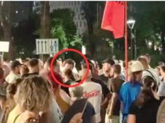 Plas grushti në protestën e 89-të, Sali Lushaj përplaset fizikisht me Dritan Goxhajn