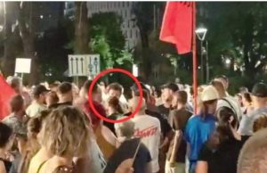 Plas grushti në protestën e 89-të, Sali Lushaj përplaset fizikisht me Dritan Goxhajn