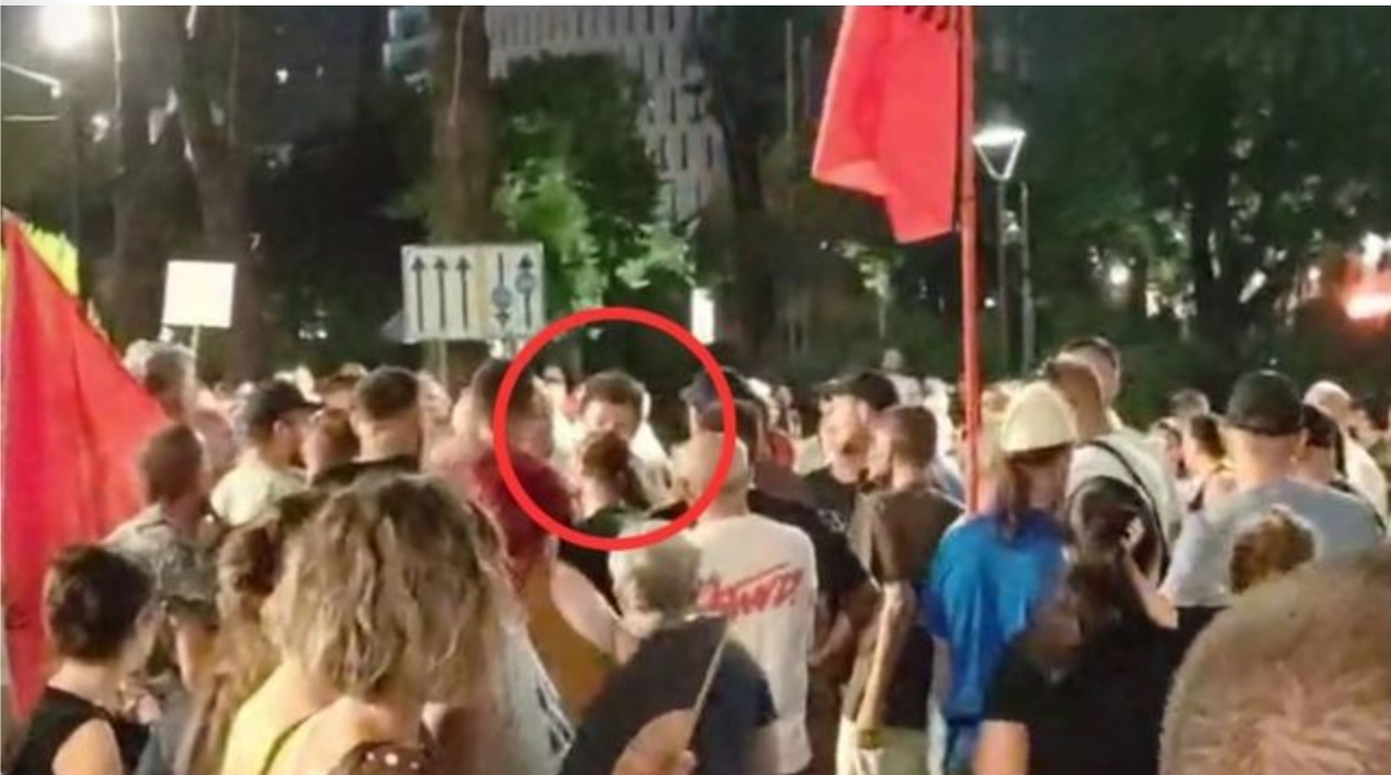 plas-grushti-ne-protesten-e-89-te-sali-lushaj-perplaset-fizikisht-me-dritan-goxhajn