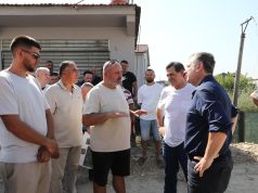 “Jam ekstremist i djathtë, por votova PS”/ Demokrati befason Ballën gjatë inspektimit në Kamëz: Vota shkon për punën, jo për partinë
