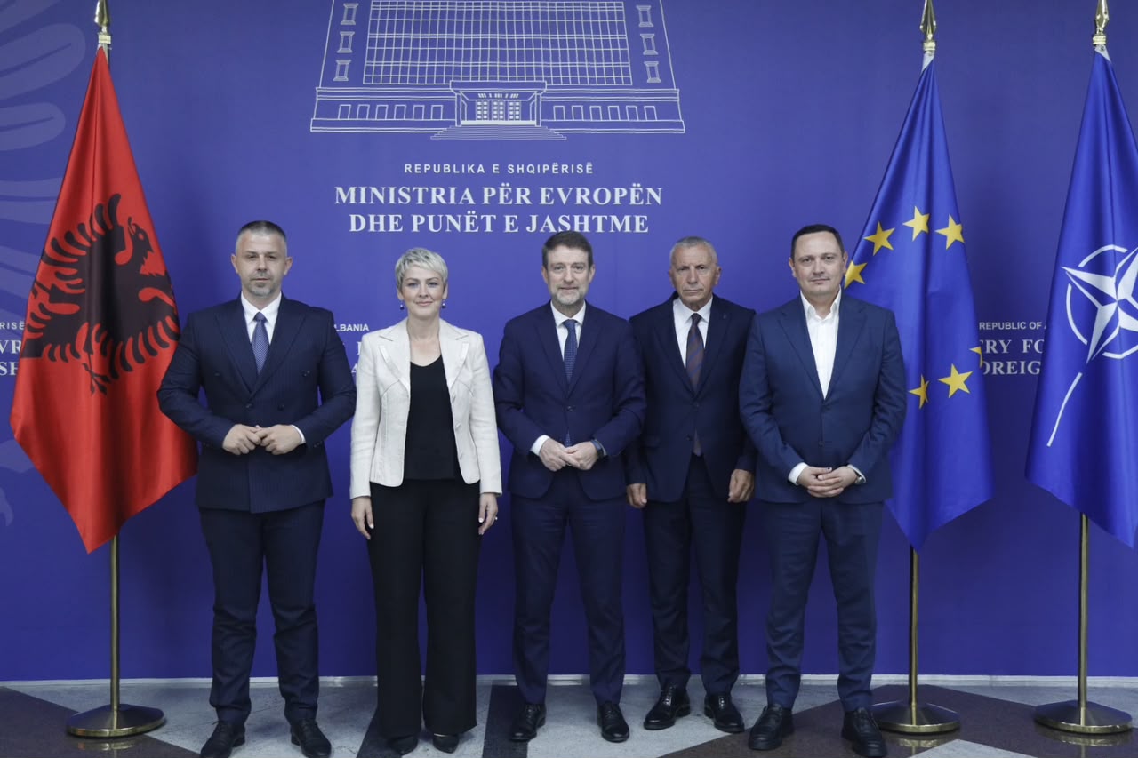 hoxha-takon-perfaqesuesit-shqiptare-te-lugines-se-presheves-te-drejtat-e-tyre-prioritet-i-diplomacise-shqiptare