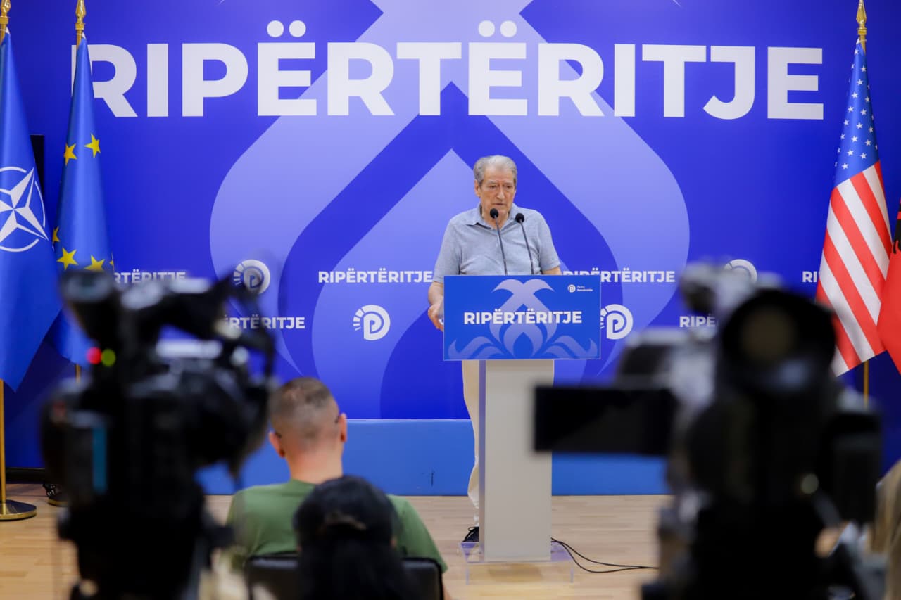 qytetaret-i-kerkojne-doreheqjen-rama-ka-humbur-cdo-legjitimitet-berisha-takimet-ne-pogradec-aheng-dhe-mashtrime-fjalimet-i-nis-dhe-i-mbyll-me-hale-nuk-ia-mban-te-dale-para-gazetareve