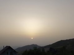 Reja e pluhurit saharian mbulon Italinë dhe Shqipërinë, çfarë tregojnë hartat dhe kush rrezikohet