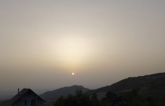 Reja e pluhurit saharian mbulon Italinë dhe Shqipërinë, çfarë tregojnë hartat dhe kush rrezikohet