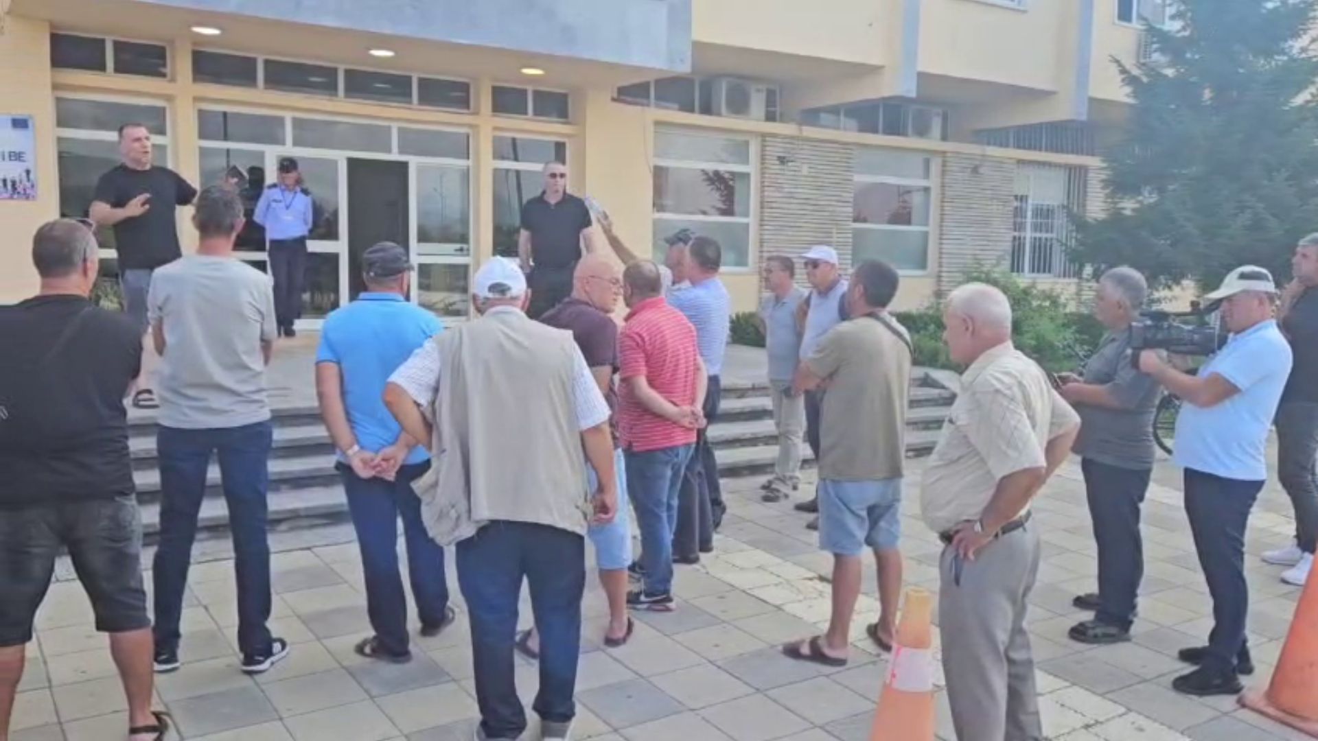 hec-et-u-marrin-ujin-fermeret-e-kukesit-ngrihen-ne-proteste-po-na-thahen-te-mbjellat