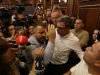(Video) Ujë dhe përplasje fizike në Kuvend/ Opozita kosovare dhe VV-ja përballen në sallë