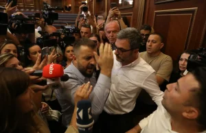(Video) Ujë dhe përplasje fizike në Kuvend/ Opozita kosovare dhe VV-ja përballen në sallë