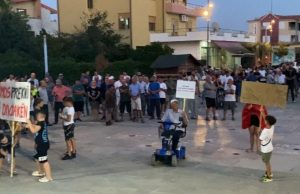 Protesta non stop në Divjakë kundër reformës territoriale/ Banorët kundërshtojnë bashkimin me Lushnjën dhe paralajmërojnë se nuk do ta ndalin protestën deri në tërheqjen e projektit.