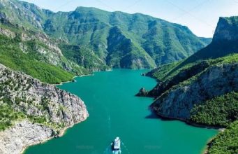 Përplasen dy skafe në Liqenin e Komanit, disa të plagosur/ Dyshohet se po lëviznin me shpejtësi të madhe