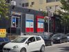 Grabitet një market në Durrës, autori shtyn punonjësen dhe merr paratë nga kasa