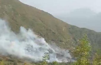 Zjarret dalin jashtë kontrollit në disa zona/ Riaktivizohet vatra në Dajt, katër helikopterë në betejë me flakët