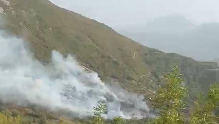 zjarret-dalin-jashte-kontrollit-ne-disa-zona-riaktivizohet-vatra-ne-dajt-kater-helikoptere-ne-beteje-me-flaket