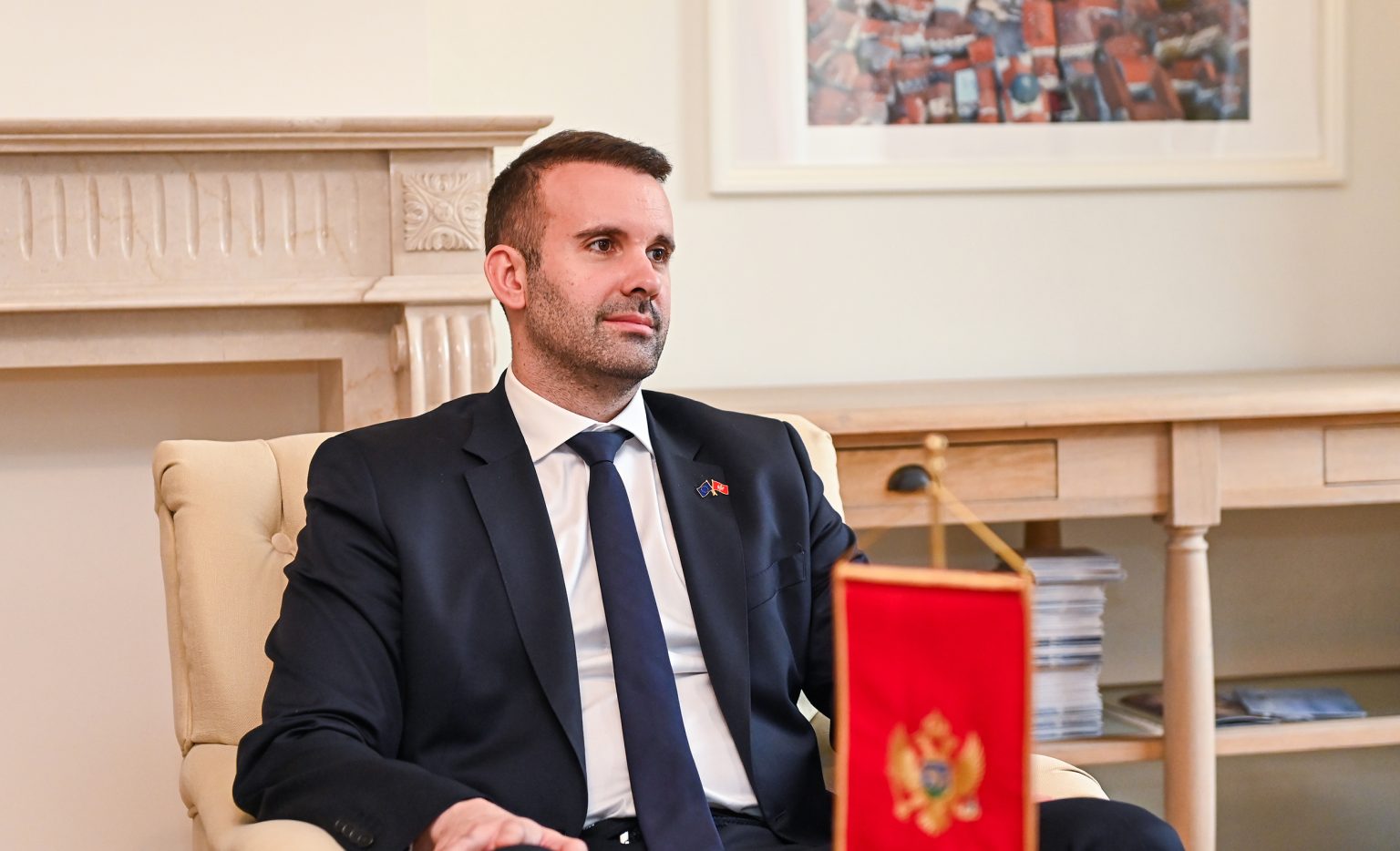 ministria-e-jashtme-reagon-pas-pretendimeve-ne-malin-e-zi-per-destablizim-hoxha-shqiperia-s-mund-te-jete-pjese-e-asnje-skenari-destabilizues
