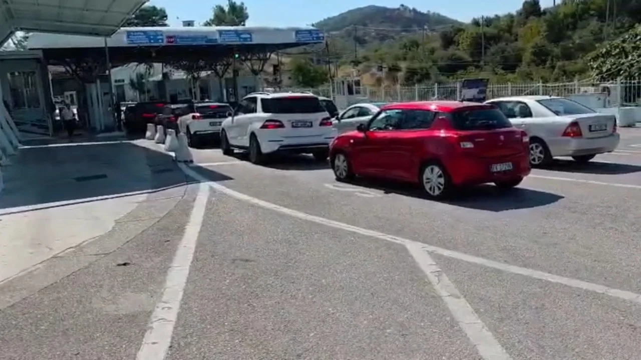 trafik-i-renduar-ne-qafe-bote-vonesa-dhe-radhe-te-gjata-pala-greke-punon-veteme-dy-sportele