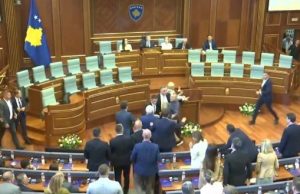 Tensione në Kuvendin e Kosovës, Kurti goditet me vezë: “Nuk ankohem për vezët, por që nuk dialogojnë”