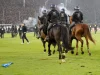 Kaos në derbin e Kupës së Gjermanisë/ 120 të lënduar, tifozët pushtojnë fushën dhe policia ndërhyn me kuaj