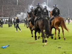 Kaos në derbin e Kupës së Gjermanisë/ 120 të lënduar, tifozët pushtojnë fushën dhe policia ndërhyn me kuaj