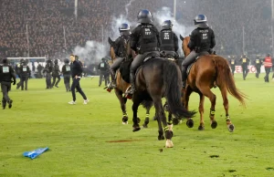 Kaos në derbin e Kupës së Gjermanisë/ 120 të lënduar, tifozët pushtojnë fushën dhe policia ndërhyn me kuaj