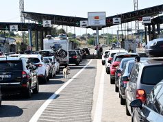 Kaos në kufirin Maqedoni e Veriut–Serbi, “Safe City” krijon kolonë 15 km: Mijëra udhëtarë në pritje