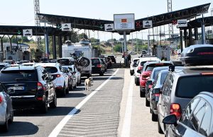 Kaos në kufirin Maqedoni e Veriut–Serbi, “Safe City” krijon kolonë 15 km: Mijëra udhëtarë në pritje