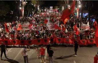 Diaspora zbret në Tiranë/ Protesta e 76-të kundër qeverisë, thirrje në bulevard: “Rama, jep dorëheqjen!”