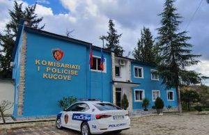 Të shtëna në mes të Kuçovës/ 32-vjeçari qëllon me armë drejt makinës së të riut dhe zhduket