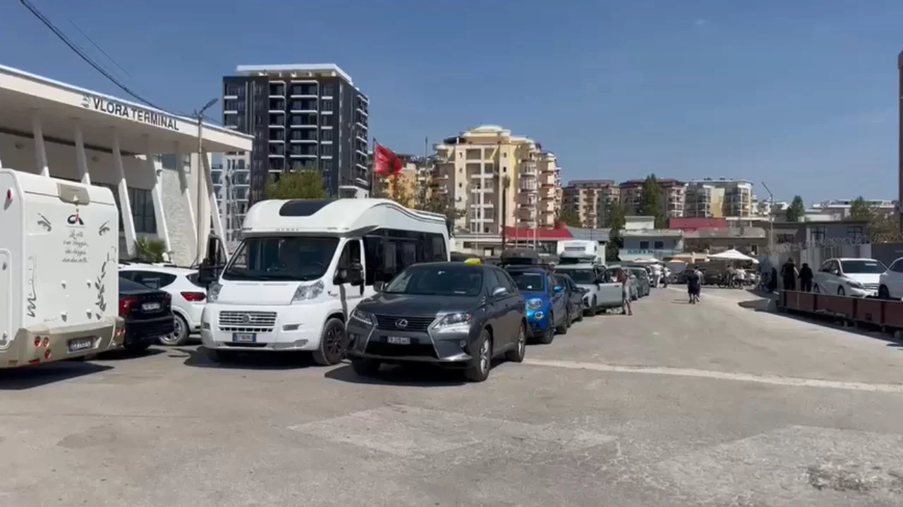 Kaos në Portin e Vlorës  700 pasagjerë dhe 180 automjete bllokohen nga mungesa e energjisë