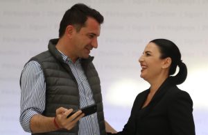 “Lufta” Veliaj-Balluku vazhdon… Derbi i burgut në Bashkinë e Tiranës. Nga qelia, kryebashkiaku shkarkon Blendi Sulajn