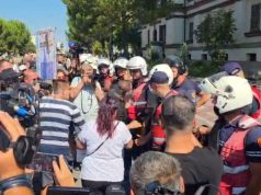 Përshkallëzohet protesta në Tiranë/ Vezë ndaj policisë, protestuesit heqin gardhin metalik