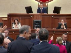 Kaos në Kuvend për çështjen Hyseni/ PS rrëzon kërkesën e PD, opozita bllokon foltoren