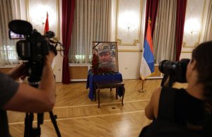 Serbia sfidon Europën për Mlladiçin/ Homazhe me ministra e gjeneralë, akademikja ruse: Biografia e tij të mësohet në shkolla