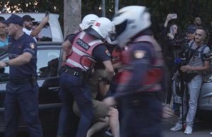 Tensione para Kuvendit/ Protestuesit ulen në rrugë, përplasje me policinë dhe disa të shoqëruar