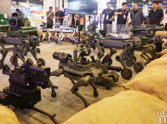Kina ekspozon “qentë robotë” të armatosur/ Armë, dronë dhe teknologji e re ushtarake në Pekin (Video)